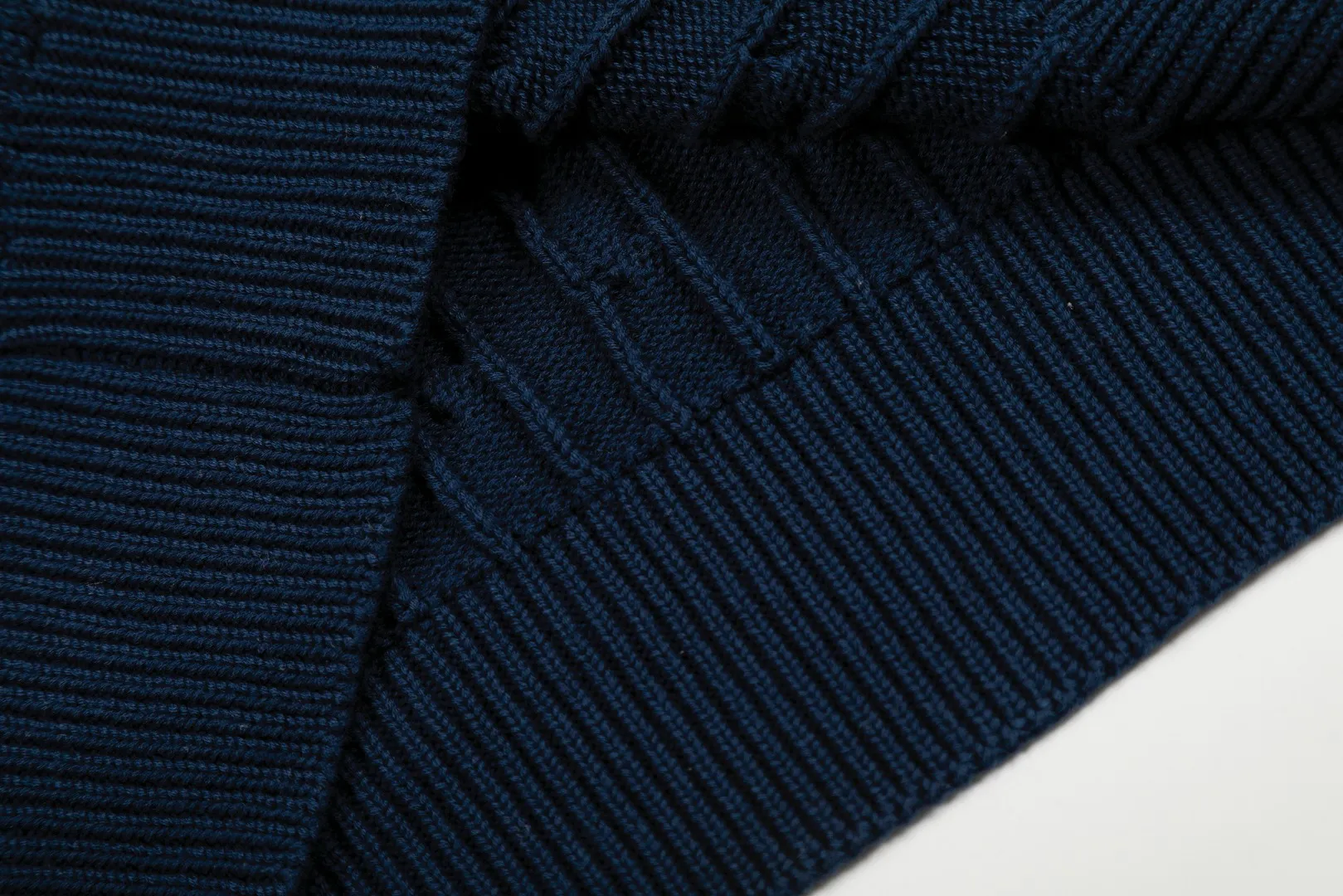 P250 Top quality" Style number: DS806# (not off the shelves all year round) [Ralph Lauren solid color pony embroidery logo male god style twist knitted cardigan] ✅Ralph Lauren Ralph Lauren classic basic versatile male god style round neck twist knitted cardigan jacket ✅Main supplier platform live broadcast Wholesale entities Replenish when out of stock Not off the shelf ✅ZP quality 1:1 version Scan the code to enter the GF website Counter quality ✅Detailed quality is the only one in Guangzhou. Imported quality veil, focusing on high-end, cost-effective, good quality needless to say. ✅The version restores the original order. The maximum size can be worn up to 200 pounds. Loose, comfortable and stress-free. ✅The upper body is simple and easy to match. A must-have for men. Good-looking clothes are never picky. A must-have for men's wardrobe. Size: S-XL. Color: Black, White, Gray, Khaki, Navy Blue, Gentleman's Lake Blue.